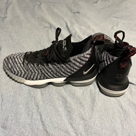 Lebron’s size 10 1/2 barley worn at all - Picture 3 of 3